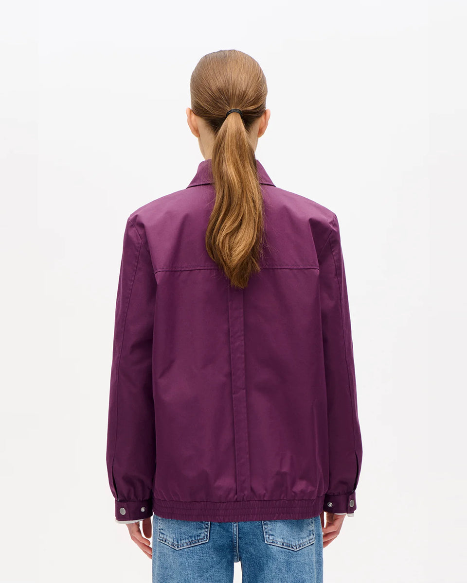 Luźna kurtka Celine Italian Plum z kołnierzykiem, długimi rękawami i ściąganym dołem. Posiada kieszeń naszywaną z logo marki na piersi. Zapinana na zamek. Wykonana z grubej mieszanki bawełny organicznej. Połącz ją z jeansami, aby uzyskać swobodny, codzienny look. 
