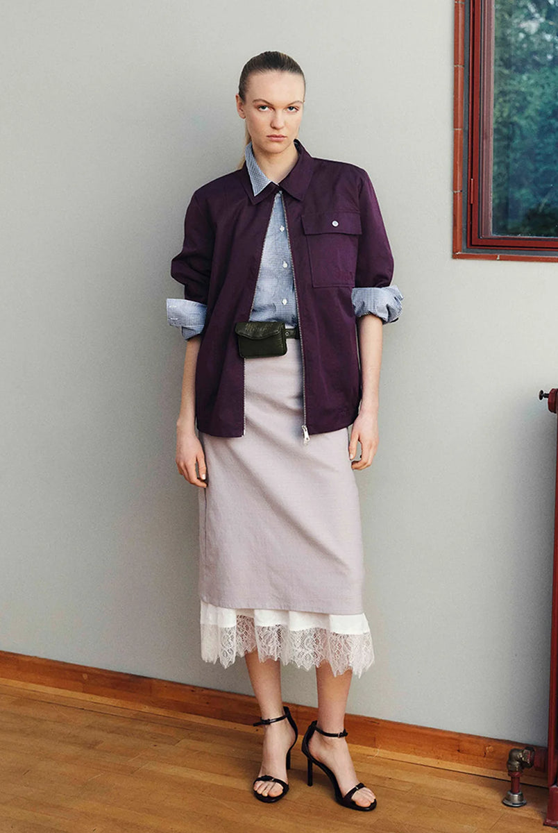 Luźna kurtka Celine Italian Plum z kołnierzykiem, długimi rękawami i ściąganym dołem. Posiada kieszeń naszywaną z logo marki na piersi. Zapinana na zamek. Wykonana z grubej mieszanki bawełny organicznej. Połącz ją z jeansami, aby uzyskać swobodny, codzienny look. 
