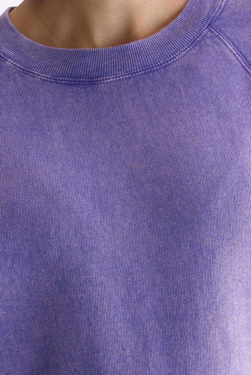 Luźna, fioletowa bluza Fella Bellerose z okrągłym dekoltem i opadającymi rękawami. Wykończona ściągaczami. U dołu posiada niewielkie, haftowane logo marki.