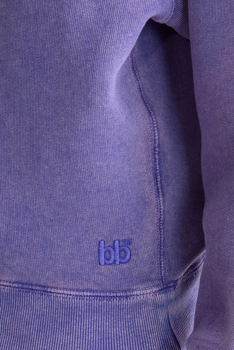 Luźna, fioletowa bluza Fella Bellerose z okrągłym dekoltem i opadającymi rękawami. Wykończona ściągaczami. U dołu posiada niewielkie, haftowane logo marki.
