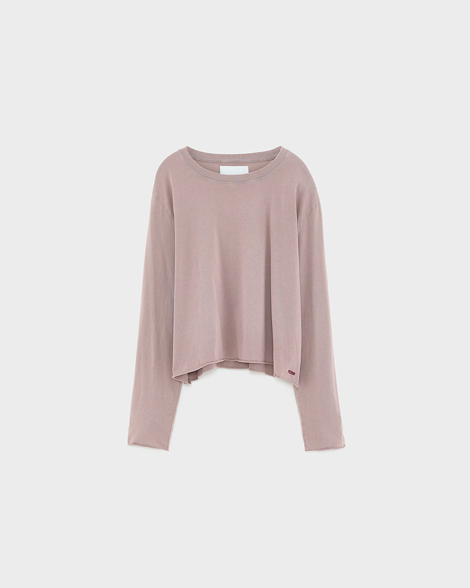 Luźny, bawełniany longsleeve Fercy Bellerose o pudełkowym fasonie. Posiada okrągły dekolt i luźne, długie rękawy. U dołu i na końcu rękawów wykończony surowym, wywijającym się cięciem.