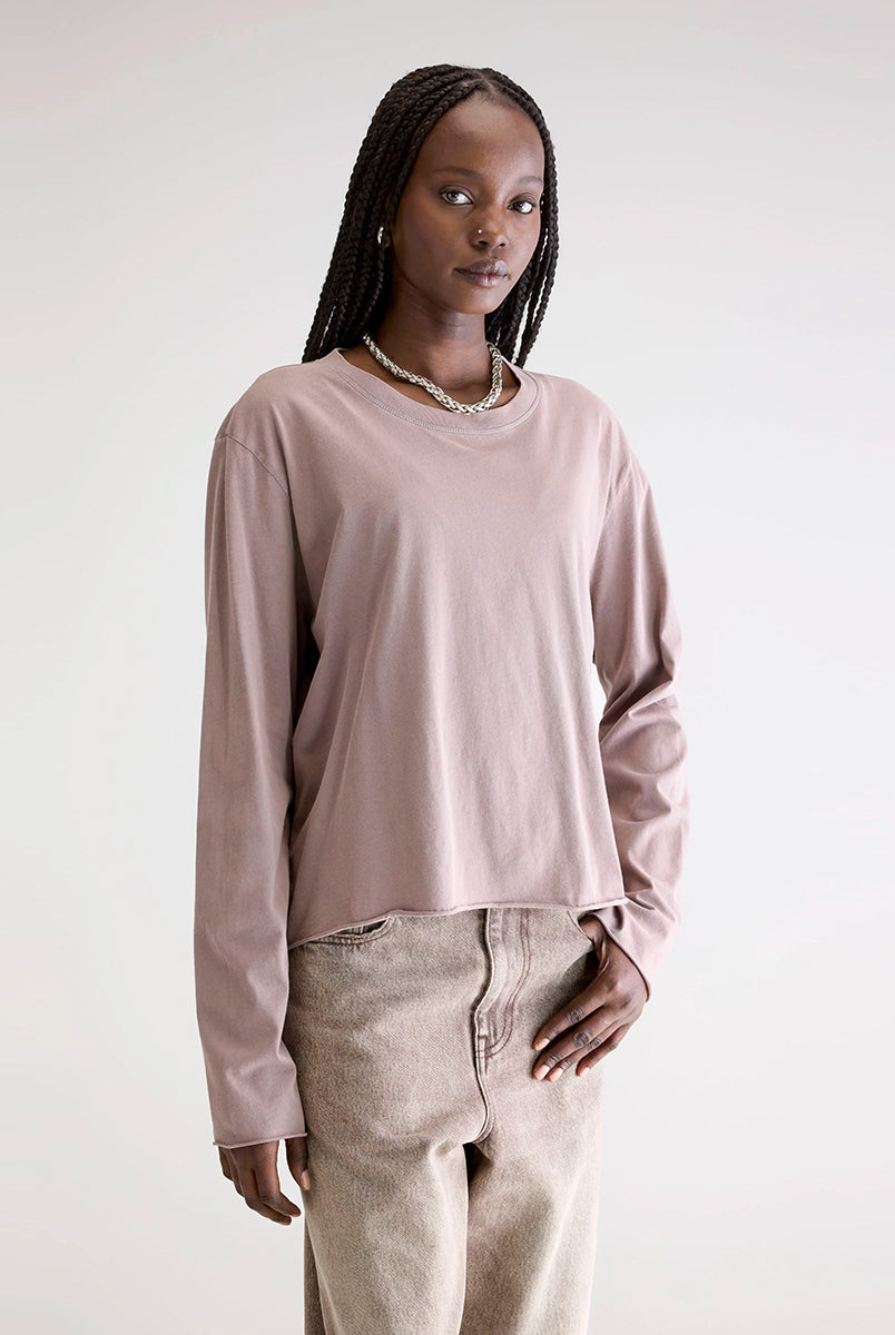 Luźny, bawełniany longsleeve Fercy Bellerose o pudełkowym fasonie. Posiada okrągły dekolt i luźne, długie rękawy. U dołu i na końcu rękawów wykończony surowym, wywijającym się cięciem.