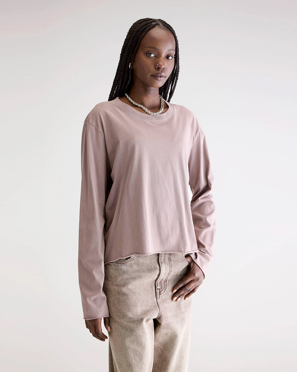 Luźny, bawełniany longsleeve Fercy Bellerose o pudełkowym fasonie. Posiada okrągły dekolt i luźne, długie rękawy. U dołu i na końcu rękawów wykończony surowym, wywijającym się cięciem.