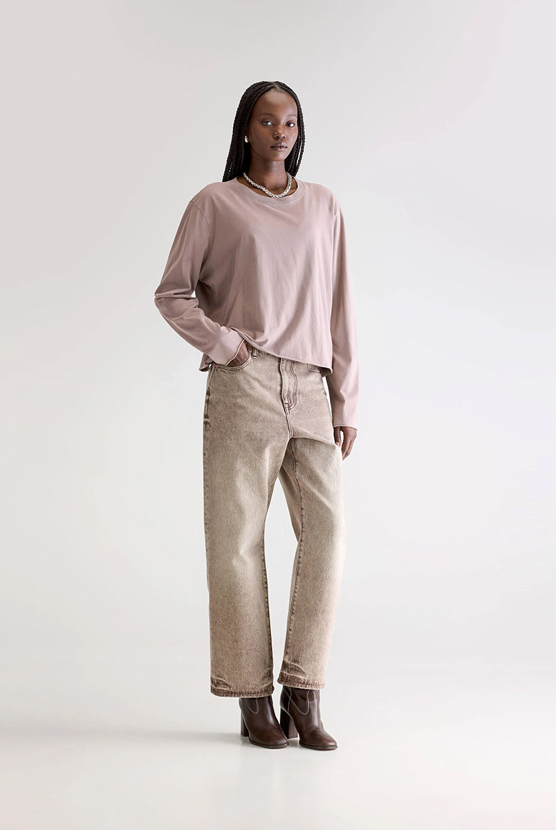 Luźny, bawełniany longsleeve Fercy Bellerose o pudełkowym fasonie. Posiada okrągły dekolt i luźne, długie rękawy. U dołu i na końcu rękawów wykończony surowym, wywijającym się cięciem.
