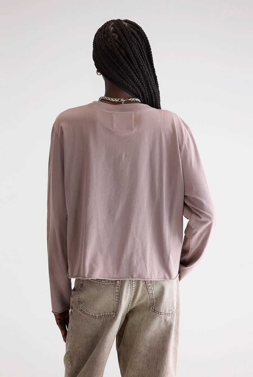 Luźny, bawełniany longsleeve Fercy Bellerose o pudełkowym fasonie. Posiada okrągły dekolt i luźne, długie rękawy. U dołu i na końcu rękawów wykończony surowym, wywijającym się cięciem.