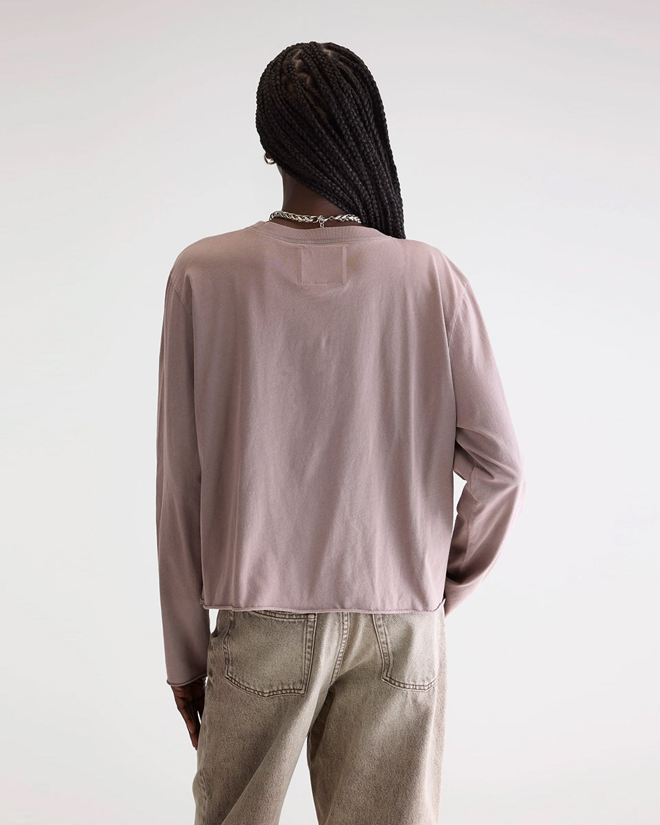 Luźny, bawełniany longsleeve Fercy Bellerose o pudełkowym fasonie. Posiada okrągły dekolt i luźne, długie rękawy. U dołu i na końcu rękawów wykończony surowym, wywijającym się cięciem.
