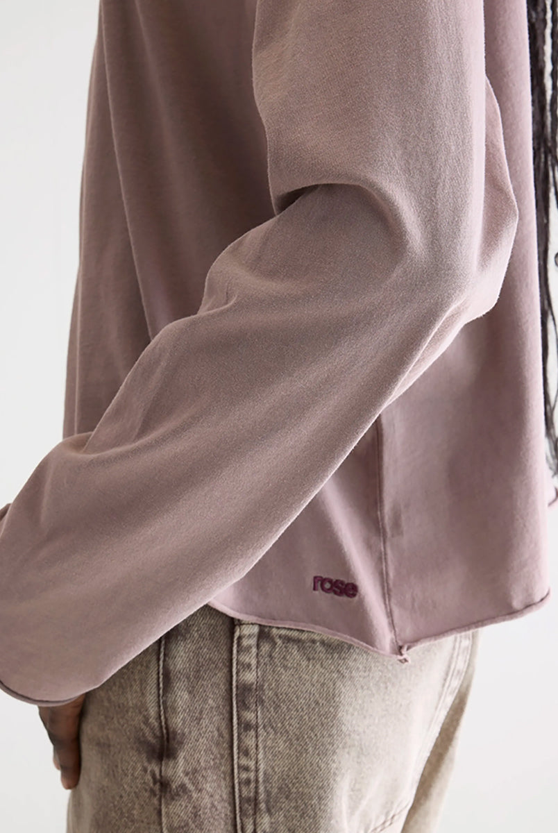 Luźny, bawełniany longsleeve Fercy Bellerose o pudełkowym fasonie. Posiada okrągły dekolt i luźne, długie rękawy. U dołu i na końcu rękawów wykończony surowym, wywijającym się cięciem.