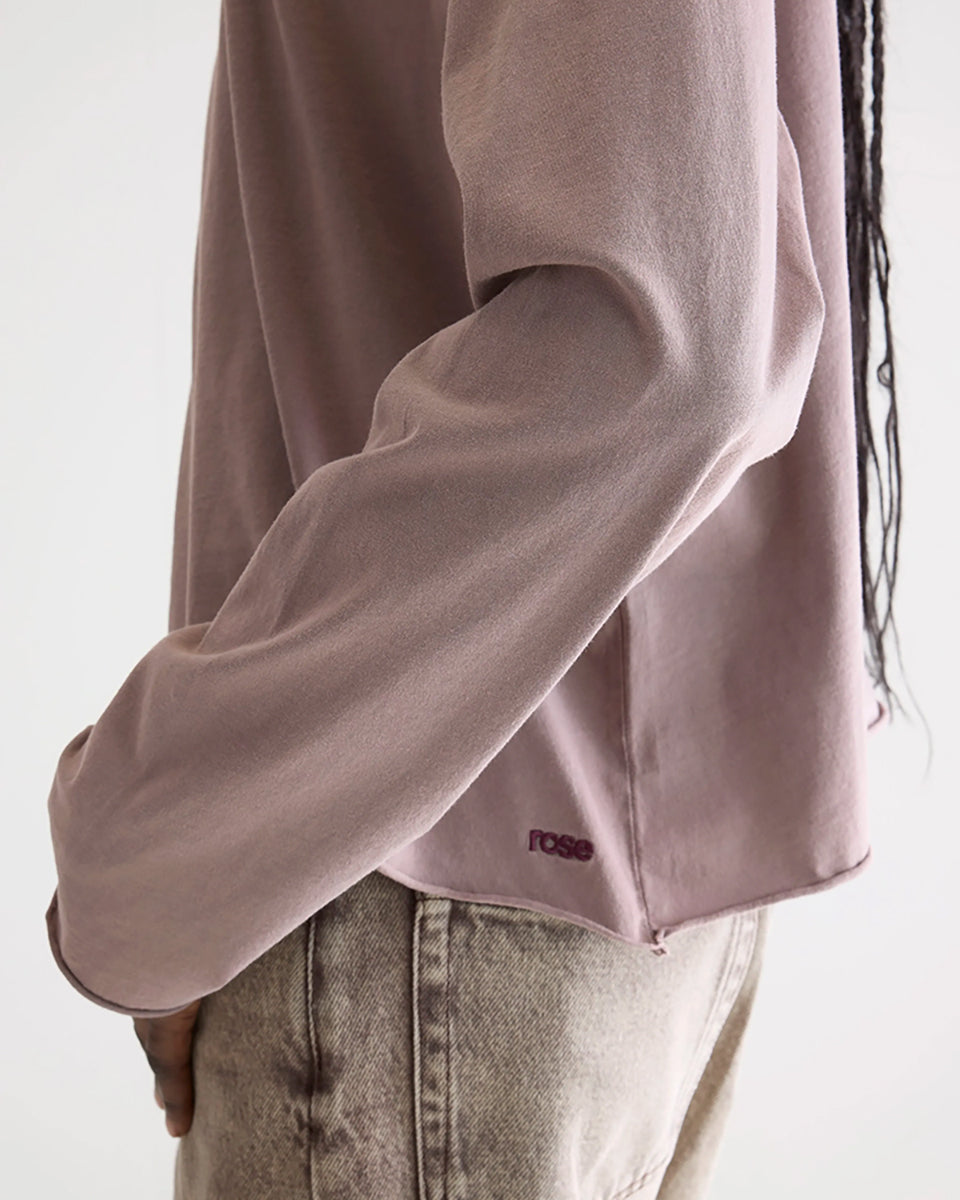 Luźny, bawełniany longsleeve Fercy Bellerose o pudełkowym fasonie. Posiada okrągły dekolt i luźne, długie rękawy. U dołu i na końcu rękawów wykończony surowym, wywijającym się cięciem.
