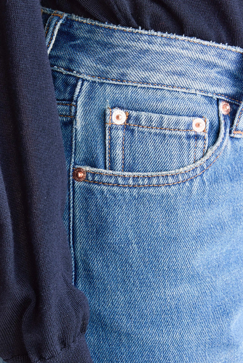 Luźne, niebieskie jeasny 34/Popeye Bellerose z przetarciami ze średnim stanem i prostą, lekko skróconą nogawką. Wykonane ze sztywnego denimu.