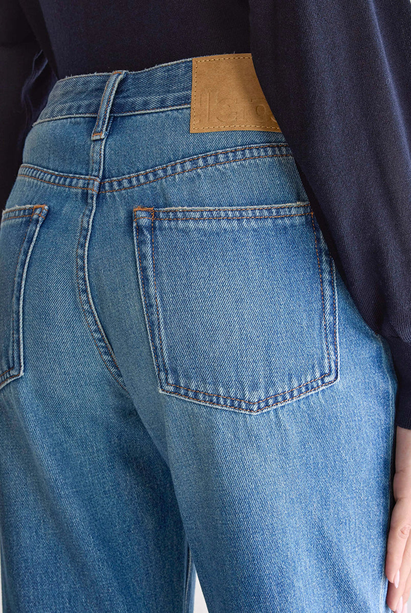 Luźne, niebieskie jeasny 34/Popeye Bellerose z przetarciami ze średnim stanem i prostą, lekko skróconą nogawką. Wykonane ze sztywnego denimu.