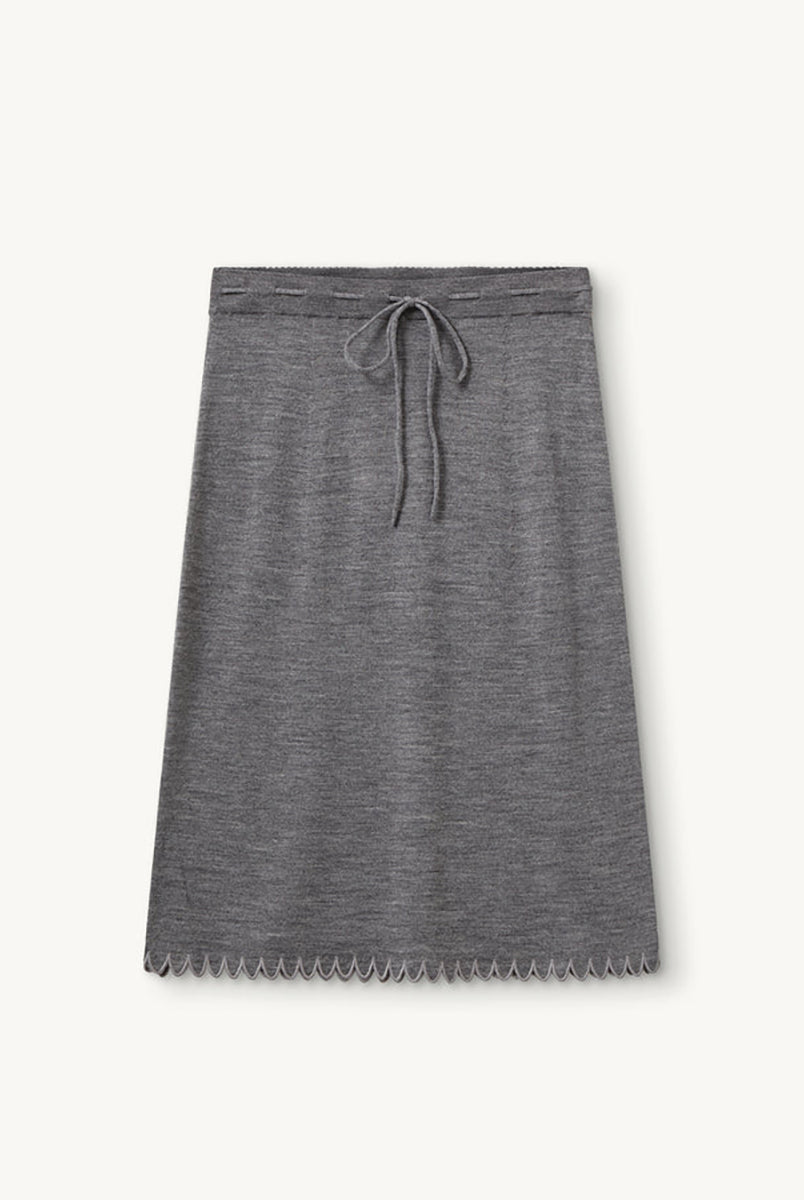 Dzianinowa, prosta spódnica Bergen Scallop Grey Melange z gładkim, elastycznym pasem. Wykonana z materiału o średniej grubości i gładkiej fakturze, który zachowuje swój kształt, a jednocześnie naturalnie się układa. Wiązanie z przodu oraz koronkowe wykończenie dołu nadają jej subtelny, dekoracyjny charakter. Wykonana z wełny merino.
-Dzianinowy model o prostym kroju
-100% wełna merino
