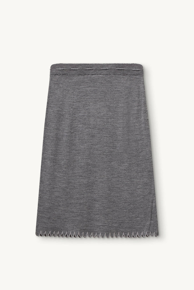 Dzianinowa, prosta spódnica Bergen Scallop Grey Melange z gładkim, elastycznym pasem. Wykonana z materiału o średniej grubości i gładkiej fakturze, który zachowuje swój kształt, a jednocześnie naturalnie się układa. Wiązanie z przodu oraz koronkowe wykończenie dołu nadają jej subtelny, dekoracyjny charakter. Wykonana z wełny merino.
-Dzianinowy model o prostym kroju
-100% wełna merino