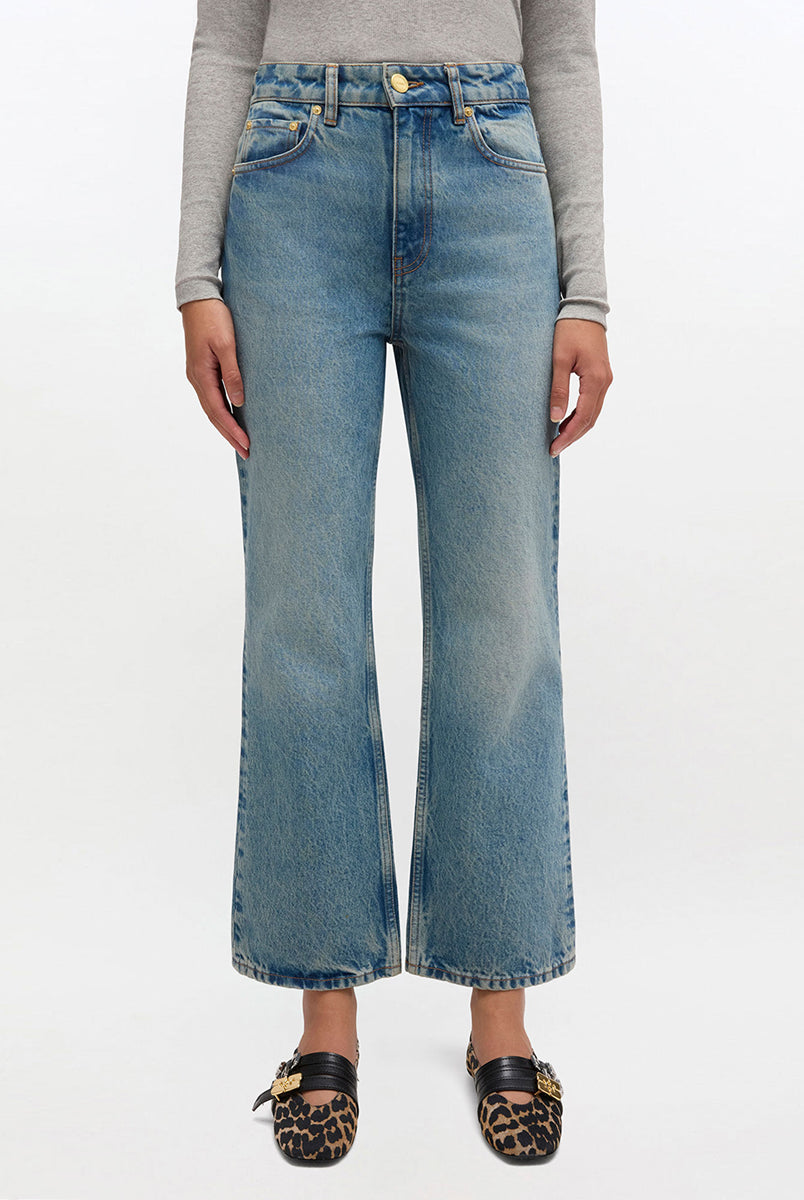 iebieskie jeansy z efektem sprania w stylu vintage Betzy GANNI Mid Blue Vintage ze średnim stanem i skróconą, lekko rozszerzaną u dołu nogawką. Dopasowane na biodrach i udach. Posiadają 5 kieszeni i niewielką naszywkę z logo GANNI na lewej, tylnej kieszeni. Wykonane z bawełny organicznej.
-Wysoki stan
-Miękka, bawełniana tkanina
-Skrócona, rozszerzana nogawka
-Zamów spodnie w swoim normalnym rozmiarze