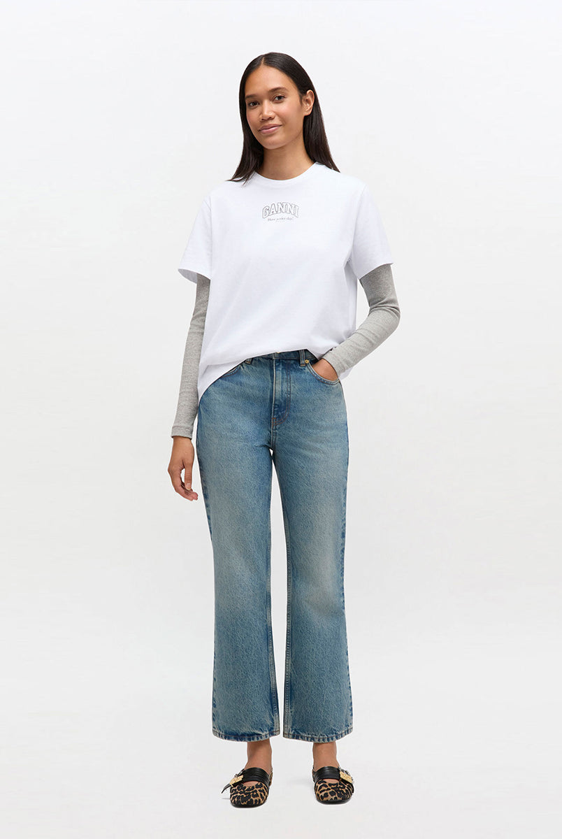 iebieskie jeansy z efektem sprania w stylu vintage Betzy GANNI Mid Blue Vintage ze średnim stanem i skróconą, lekko rozszerzaną u dołu nogawką. Dopasowane na biodrach i udach. Posiadają 5 kieszeni i niewielką naszywkę z logo GANNI na lewej, tylnej kieszeni. Wykonane z bawełny organicznej.
-Wysoki stan
-Miękka, bawełniana tkanina
-Skrócona, rozszerzana nogawka
-Zamów spodnie w swoim normalnym rozmiarze