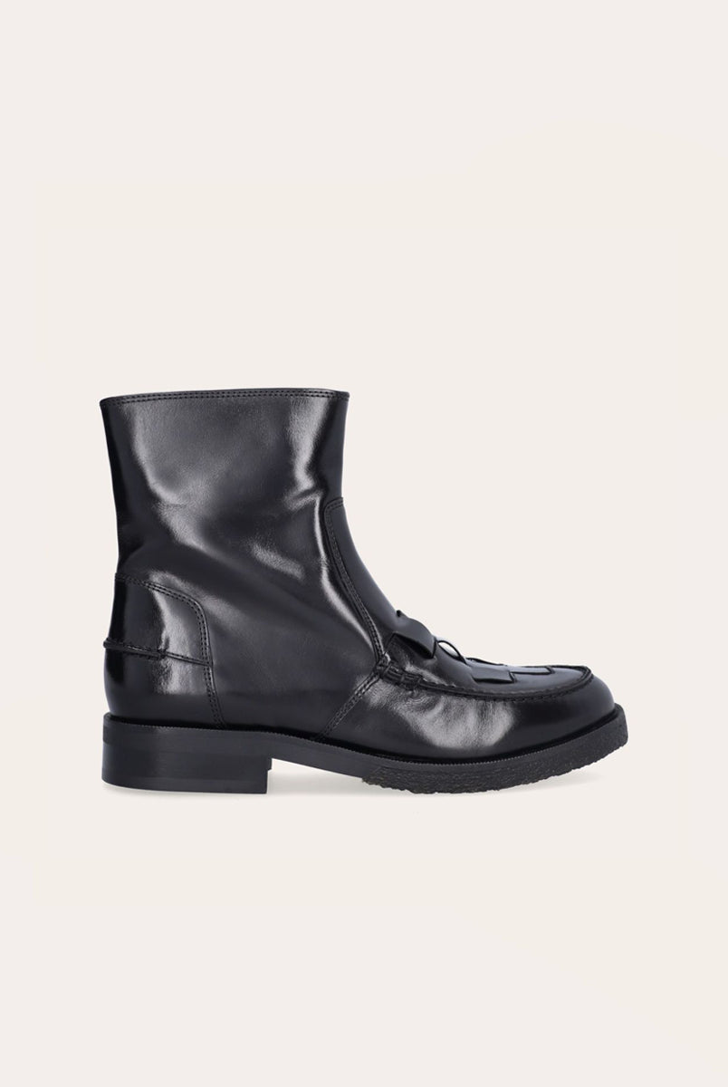 Ręcznie wykonane buty marki Billi Bi Copenhagen z czarnej, gładkiej skóry z okrągłym noskiem. Ozdobione są tkanymi detalami na przedniej części buta oraz przeszyciami z tyłu. Posiadają zamek błyskawiczny od wewnątrz, podeszwę z pół kreplu i 3 centymetrowy obcas. 