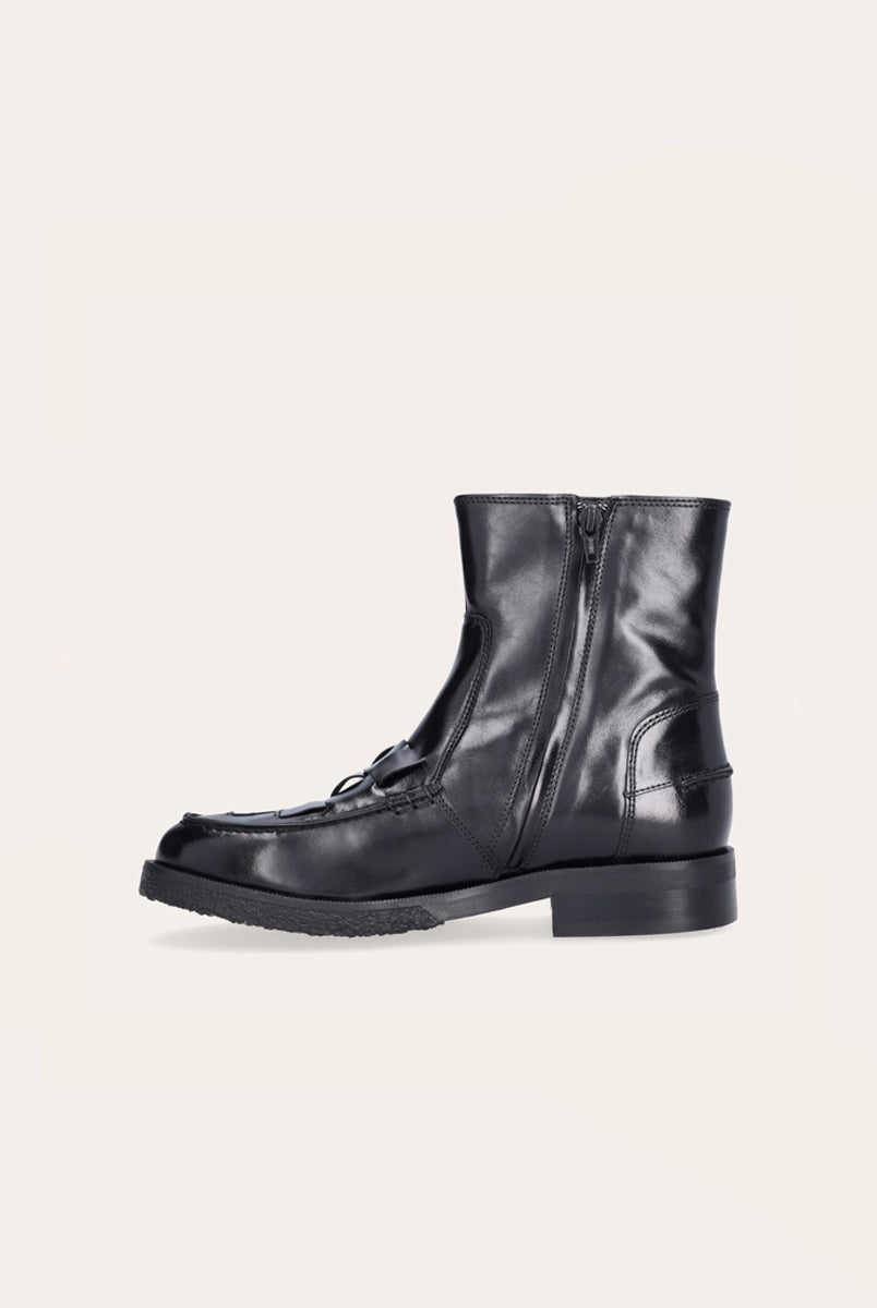 Ręcznie wykonane buty marki Billi Bi Copenhagen z czarnej, gładkiej skóry z okrągłym noskiem. Ozdobione są tkanymi detalami na przedniej części buta oraz przeszyciami z tyłu. Posiadają zamek błyskawiczny od wewnątrz, podeszwę z pół kreplu i 3 centymetrowy obcas. 