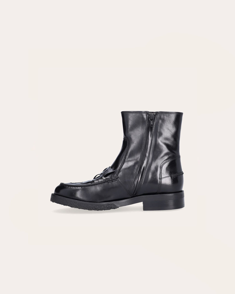 Ręcznie wykonane buty marki Billi Bi Copenhagen z czarnej, gładkiej skóry z okrągłym noskiem. Ozdobione są tkanymi detalami na przedniej części buta oraz przeszyciami z tyłu. Posiadają zamek błyskawiczny od wewnątrz, podeszwę z pół kreplu i 3 centymetrowy obcas. 