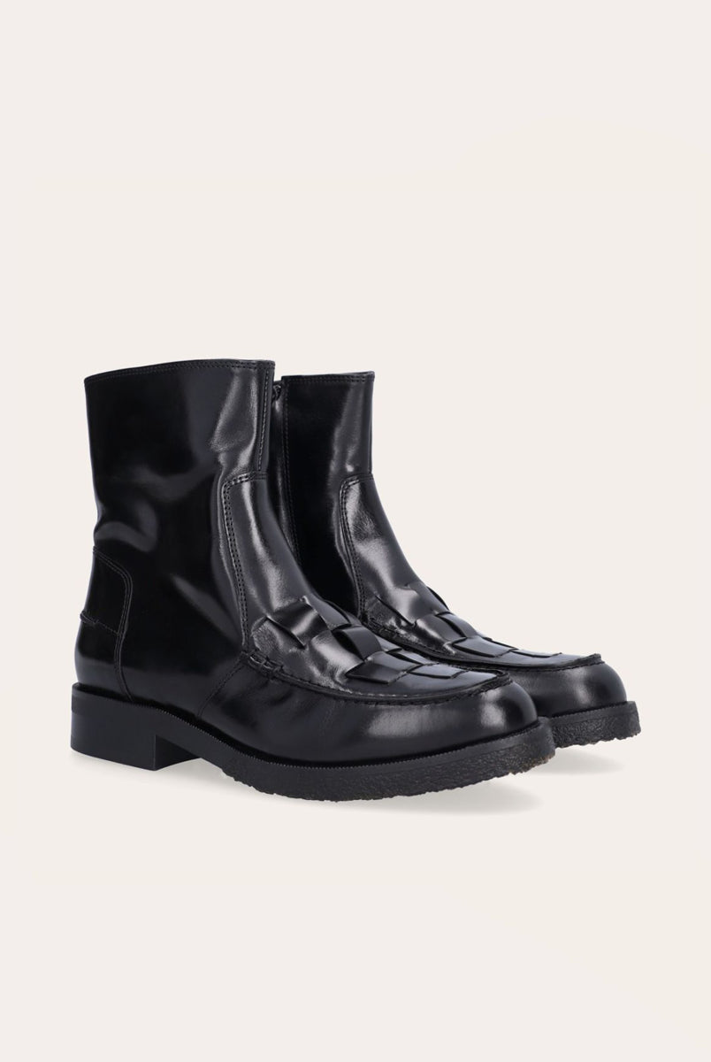 Ręcznie wykonane buty marki Billi Bi Copenhagen z czarnej, gładkiej skóry z okrągłym noskiem. Ozdobione są tkanymi detalami na przedniej części buta oraz przeszyciami z tyłu. Posiadają zamek błyskawiczny od wewnątrz, podeszwę z pół kreplu i 3 centymetrowy obcas. 