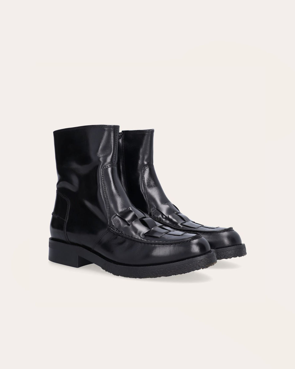 Ręcznie wykonane buty marki Billi Bi Copenhagen z czarnej, gładkiej skóry z okrągłym noskiem. Ozdobione są tkanymi detalami na przedniej części buta oraz przeszyciami z tyłu. Posiadają zamek błyskawiczny od wewnątrz, podeszwę z pół kreplu i 3 centymetrowy obcas. 