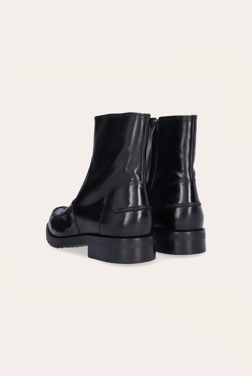 Ręcznie wykonane buty marki Billi Bi Copenhagen z czarnej, gładkiej skóry z okrągłym noskiem. Ozdobione są tkanymi detalami na przedniej części buta oraz przeszyciami z tyłu. Posiadają zamek błyskawiczny od wewnątrz, podeszwę z pół kreplu i 3 centymetrowy obcas. 