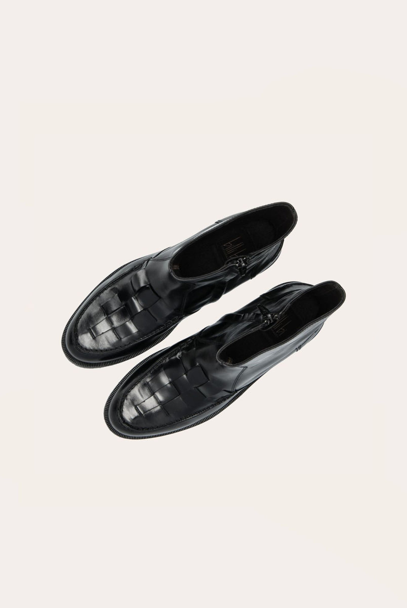 Ręcznie wykonane buty marki Billi Bi Copenhagen z czarnej, gładkiej skóry z okrągłym noskiem. Ozdobione są tkanymi detalami na przedniej części buta oraz przeszyciami z tyłu. Posiadają zamek błyskawiczny od wewnątrz, podeszwę z pół kreplu i 3 centymetrowy obcas. 