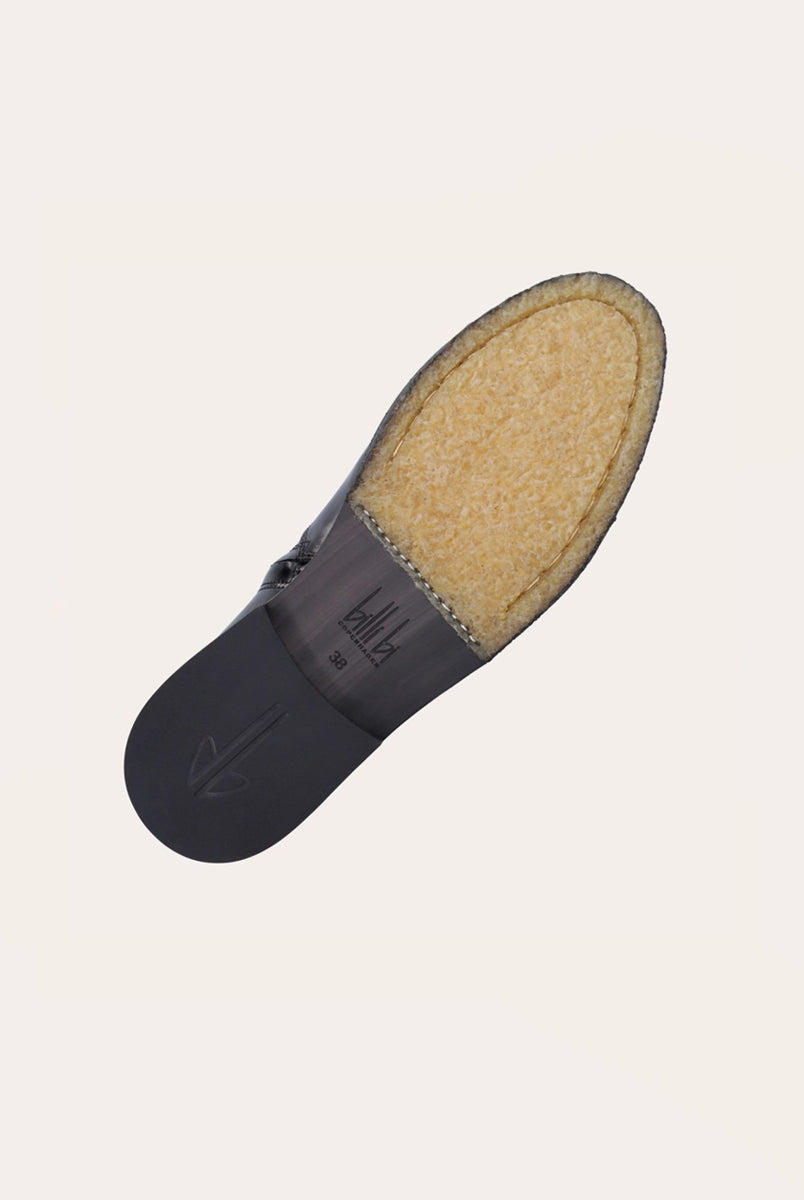 Ręcznie wykonane buty marki Billi Bi Copenhagen z czarnej, gładkiej skóry z okrągłym noskiem. Ozdobione są tkanymi detalami na przedniej części buta oraz przeszyciami z tyłu. Posiadają zamek błyskawiczny od wewnątrz, podeszwę z pół kreplu i 3 centymetrowy obcas. 