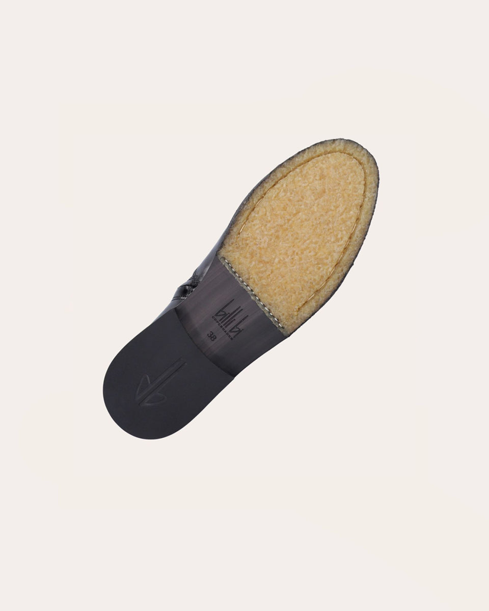Ręcznie wykonane buty marki Billi Bi Copenhagen z czarnej, gładkiej skóry z okrągłym noskiem. Ozdobione są tkanymi detalami na przedniej części buta oraz przeszyciami z tyłu. Posiadają zamek błyskawiczny od wewnątrz, podeszwę z pół kreplu i 3 centymetrowy obcas. 