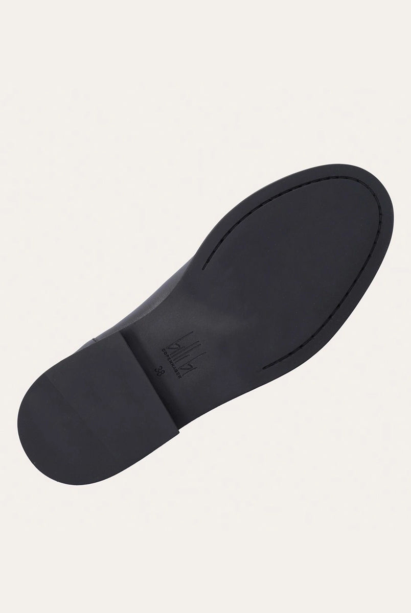Ręcznie wykonane, skórzane buty 1118 Brown Billi Bi Copenhagen z zaokrąglonym noskiem. Wiązane na sznurówki. Z przodu posiadają ciekawe, poprzeczne przeszycie. Buty mają wygodną podeszwę zewnętrzną na niewielkim obcasie. 