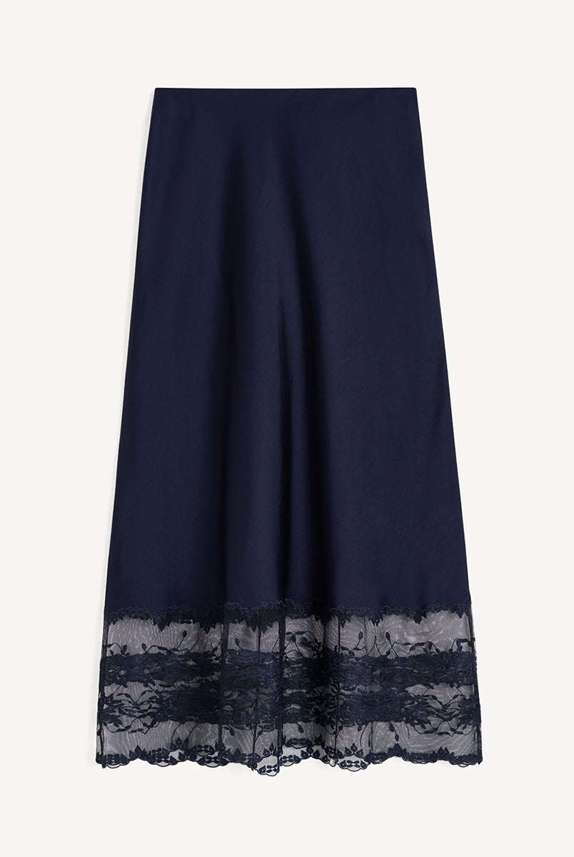Cienka, satynowa spódnica midi Blake By Malene Birger z wysokim stanem. U dołu wykończona delikatną, ażurową koronką. Elastyczna w talii. Elegancka i codzienna zarazem. Połącz ją z ulubionym topem lub oversizowym swetrem. Spódnica ma długość przed kostki.
-Wysoki stan
-Luźny fason
-Zamów spódnicę w swoim normalnym rozmiarze