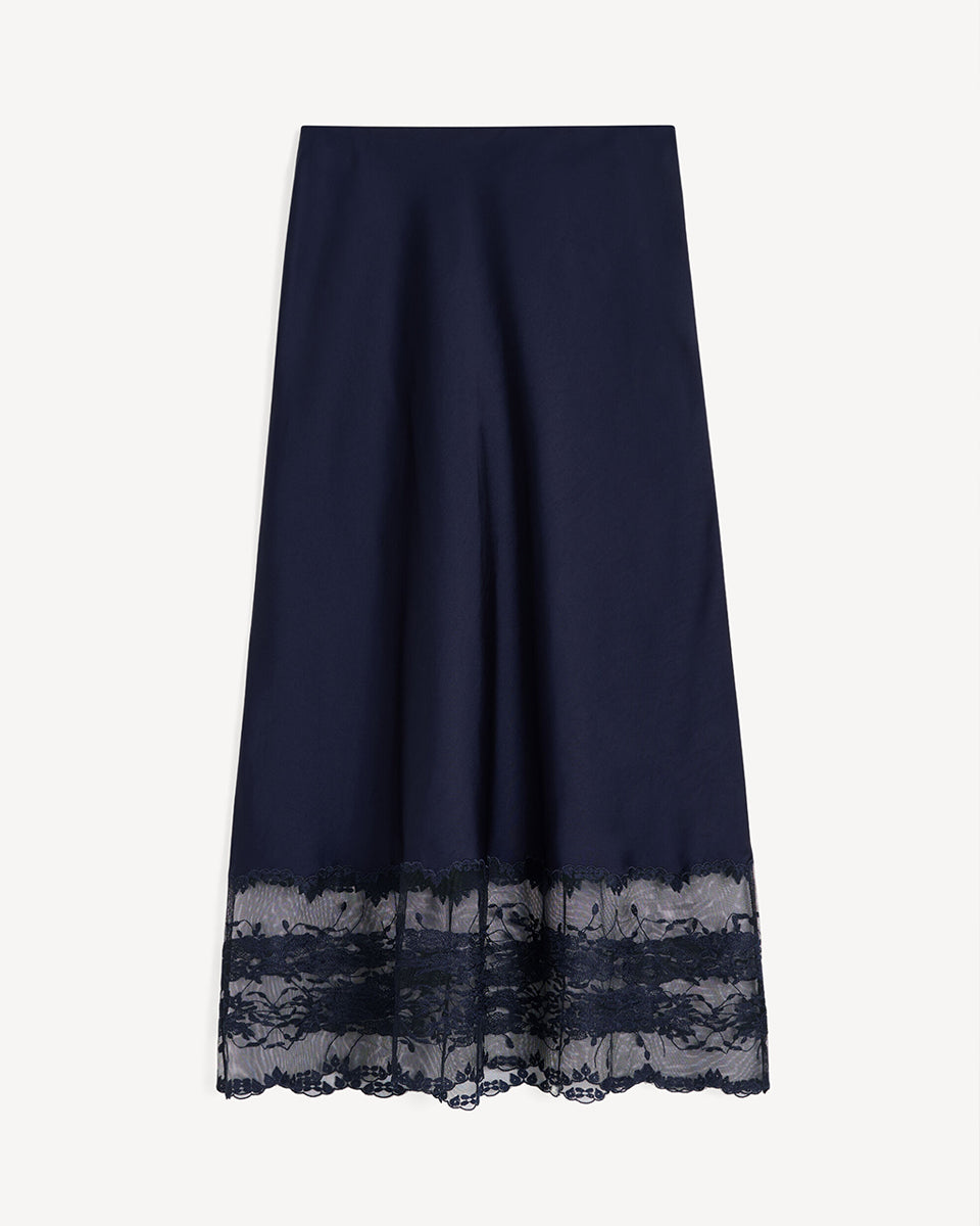Cienka, satynowa spódnica midi Blake By Malene Birger z wysokim stanem. U dołu wykończona delikatną, ażurową koronką. Elastyczna w talii. Elegancka i codzienna zarazem. Połącz ją z ulubionym topem lub oversizowym swetrem. Spódnica ma długość przed kostki.
-Wysoki stan
-Luźny fason
-Zamów spódnicę w swoim normalnym rozmiarze