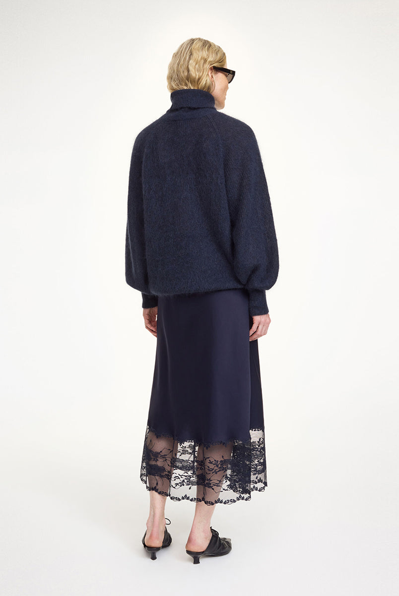 Cienka, satynowa spódnica midi Blake By Malene Birger z wysokim stanem. U dołu wykończona delikatną, ażurową koronką. Elastyczna w talii. Elegancka i codzienna zarazem. Połącz ją z ulubionym topem lub oversizowym swetrem. Spódnica ma długość przed kostki.
-Wysoki stan
-Luźny fason
-Zamów spódnicę w swoim normalnym rozmiarze