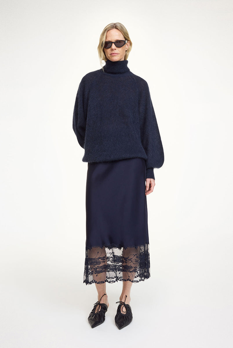 Cienka, satynowa spódnica midi Blake By Malene Birger z wysokim stanem. U dołu wykończona delikatną, ażurową koronką. Elastyczna w talii. Elegancka i codzienna zarazem. Połącz ją z ulubionym topem lub oversizowym swetrem. Spódnica ma długość przed kostki.
-Wysoki stan
-Luźny fason
-Zamów spódnicę w swoim normalnym rozmiarze