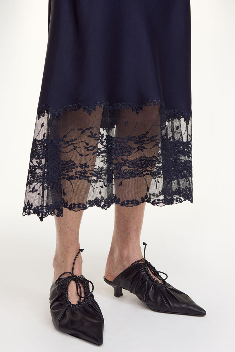 Cienka, satynowa spódnica midi Blake By Malene Birger z wysokim stanem. U dołu wykończona delikatną, ażurową koronką. Elastyczna w talii. Elegancka i codzienna zarazem. Połącz ją z ulubionym topem lub oversizowym swetrem. Spódnica ma długość przed kostki.
-Wysoki stan
-Luźny fason
-Zamów spódnicę w swoim normalnym rozmiarze