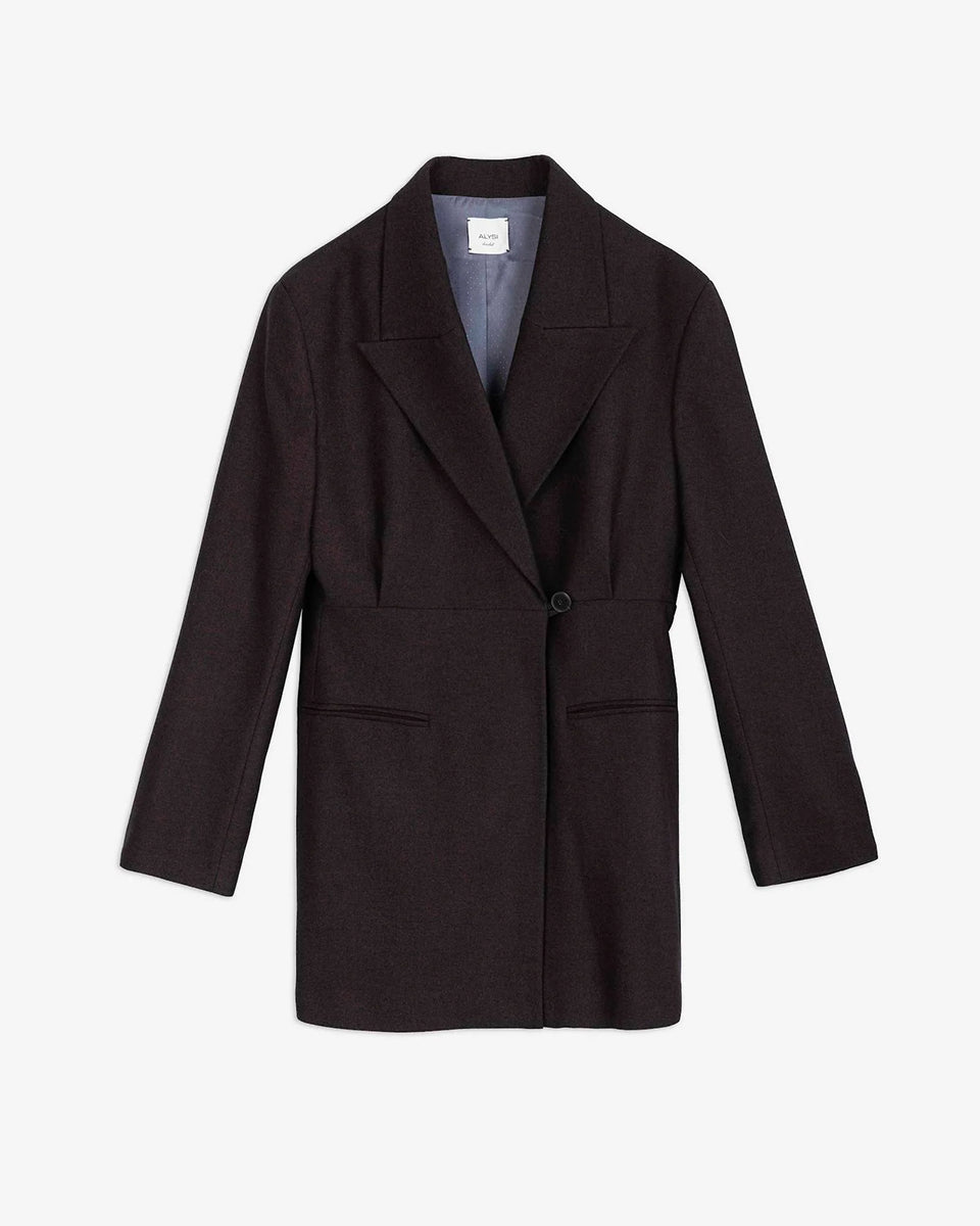 Bardzo długa, jednorzędowa marynarka Oversized Flannel Choco z wyraźnie zaznaczonymi ramionami i zwężeniem w talii. Ma asymetryczne zapięcie na guzik oraz kieszenie wpuszczane z przodu. Wykonana z mieszanki wełny i wiskozy. 