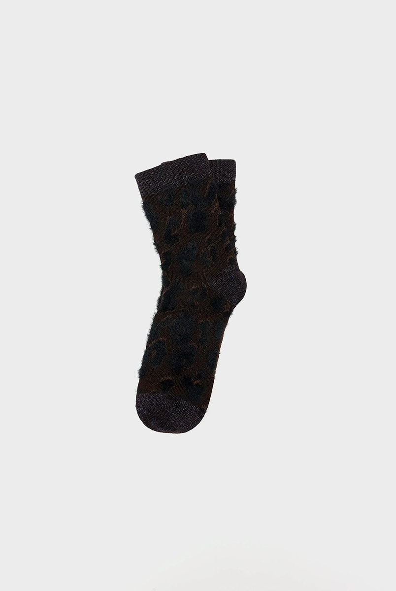 Brązowe skarpetki Boamin Leopard Print marki Bellerose z lureksową dzianiną w pluszowe, czarne cętki lamparta i subtelnie połyskującym wykończeniem. Mają długość do kostki i wykonane są z miękkiej, elastycznej dzianiny. 