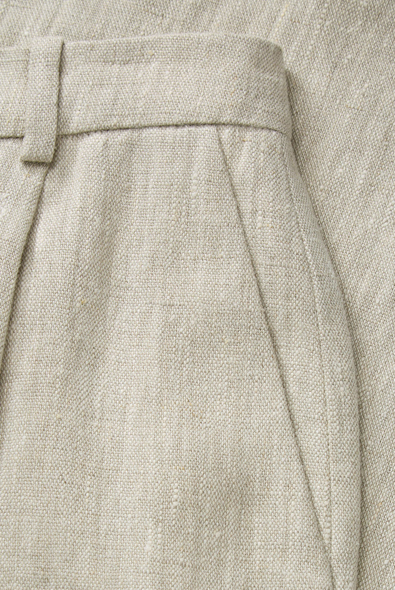 Lniane spodnie Bob Light Linen marki SKALL o skróconym, szerokim kroju z plisowanym przodem i luźnym, średnim stanem. Posiadają kieszenie boczne, pojedynczą kieszeń z wpustem z tyłu oraz szlufki na pasek. Wykonane w 100% z lnu, z włoskiego materiału. Spodnie idealnie sprawdzą się jako element modnych, letnich stylizacji.
-Skrócony krój
-Średni stan
-Plisowany przód
-Zamów spodnie w swoim standardowym rozmiarze