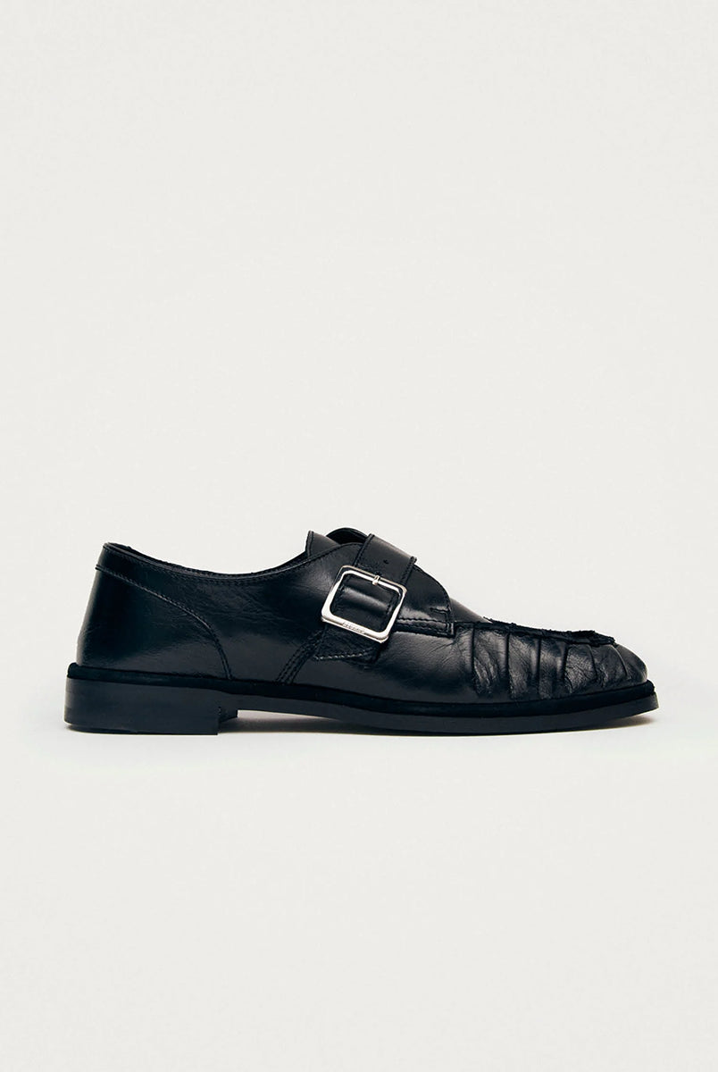 Czarne mokasyny Alohas Brandy Black Leather Loafers ze srebrną klamrą, która dodaje elegancji. Model charakteryzuje się unikatowym, marszczonym wykończeniem na nosku. Wykonane z wysokiej jakości skóry. Idealnie łączą ponadczasowy design z nowoczesnymi detalami.