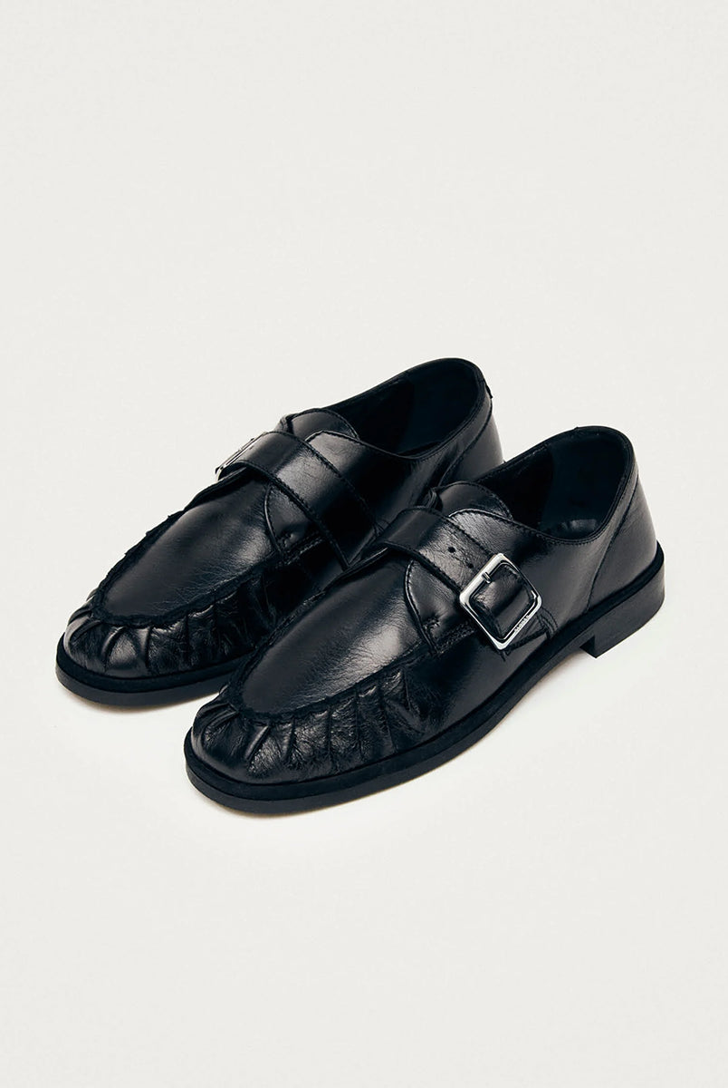Czarne mokasyny Alohas Brandy Black Leather Loafers ze srebrną klamrą, która dodaje elegancji. Model charakteryzuje się unikatowym, marszczonym wykończeniem na nosku. Wykonane z wysokiej jakości skóry. Idealnie łączą ponadczasowy design z nowoczesnymi detalami.