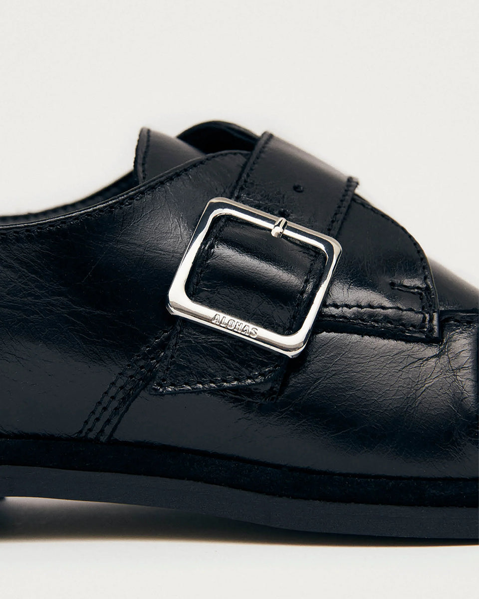 Czarne mokasyny Alohas Brandy Black Leather Loafers ze srebrną klamrą, która dodaje elegancji. Model charakteryzuje się unikatowym, marszczonym wykończeniem na nosku. Wykonane z wysokiej jakości skóry. Idealnie łączą ponadczasowy design z nowoczesnymi detalami.