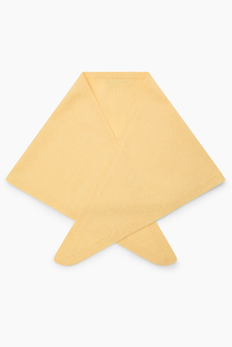 Dzianinowy, pastelowy szalik Breeze Bandana Sunlight w kształcie bandany. Składa się z trójkątnej części głównej z dłuższymi troczkami zaprojektowanymi do owinięcia pod szyją, co pozwala na naturalne i schludne układanie się materiału. Wykonany z 9% wełny merino oraz 10% kaszmiru, co zapewnia mu miękkość i ciepło. 
