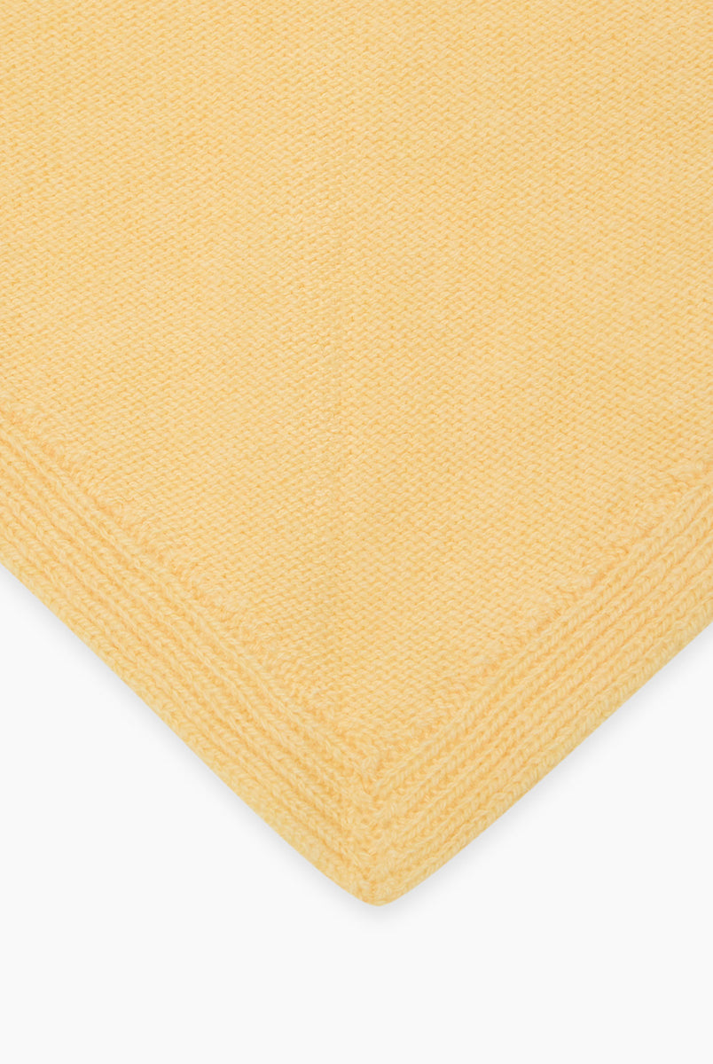 Dzianinowy, pastelowy szalik Breeze Bandana Sunlight w kształcie bandany. Składa się z trójkątnej części głównej z dłuższymi troczkami zaprojektowanymi do owinięcia pod szyją, co pozwala na naturalne i schludne układanie się materiału. Wykonany z 9% wełny merino oraz 10% kaszmiru, co zapewnia mu miękkość i ciepło. 