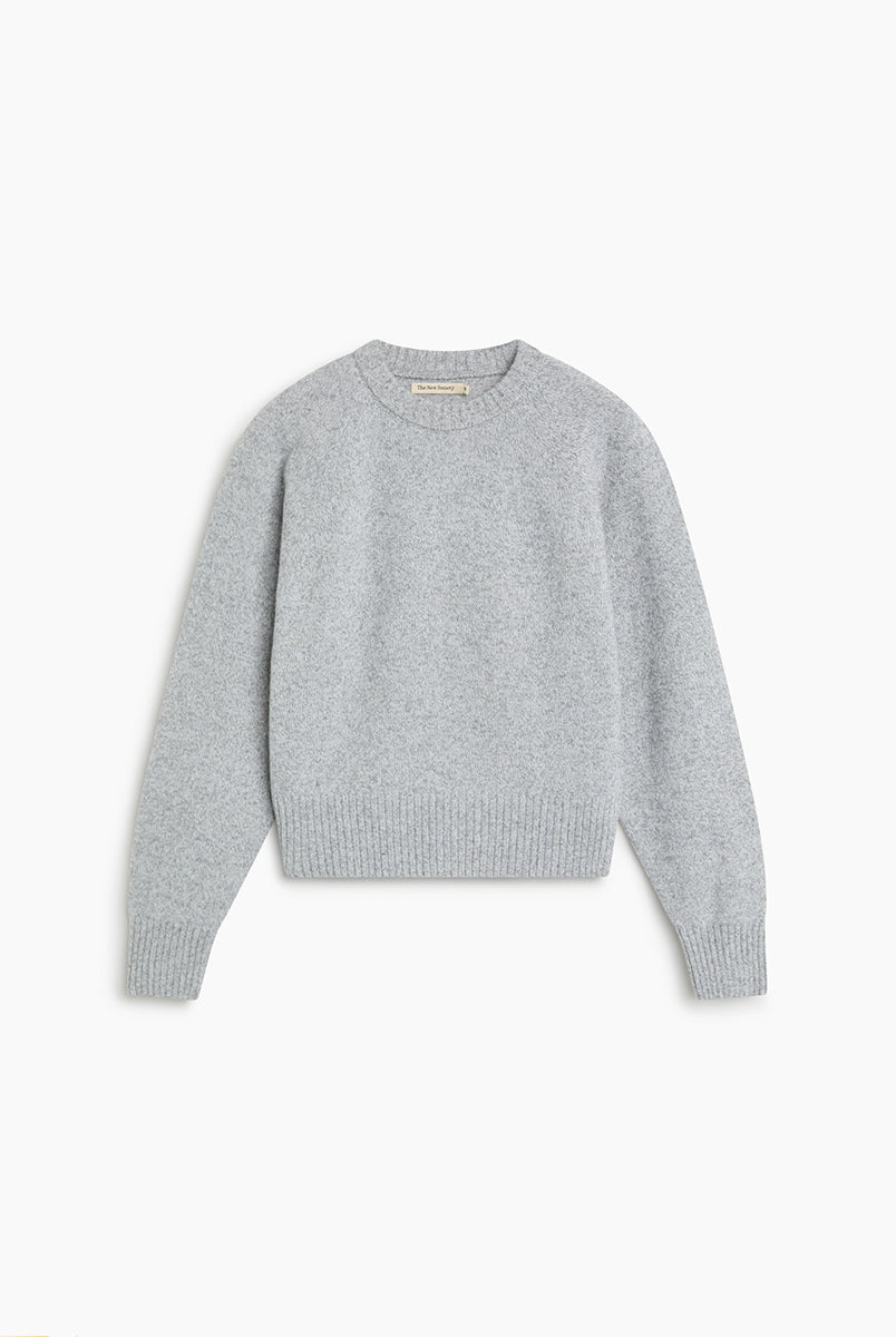 Jasny, szary sweter Breeze TNS Light Grey Melange o klasycznym, prostym kroju z okrągłym dekoltem wykończonym delikatnym ściągaczem. Posiada długie, nieco luźniejsze rękawy, które przy nadgarstkach przechodzą w szerokie ściągacze. Dół ma nieco krótszą długość, sięgającą do okolic pasa, co sprawia, że świetnie komponuje się z ciemnymi, szerokimi spodniami z wysokim stanem. Wykonany z mieszanki wełny merino i kaszmiru.
-Okrągły dekolt
-Wykończony ściągaczami
-Miękka tkanina z wełną merino i kaszmirem