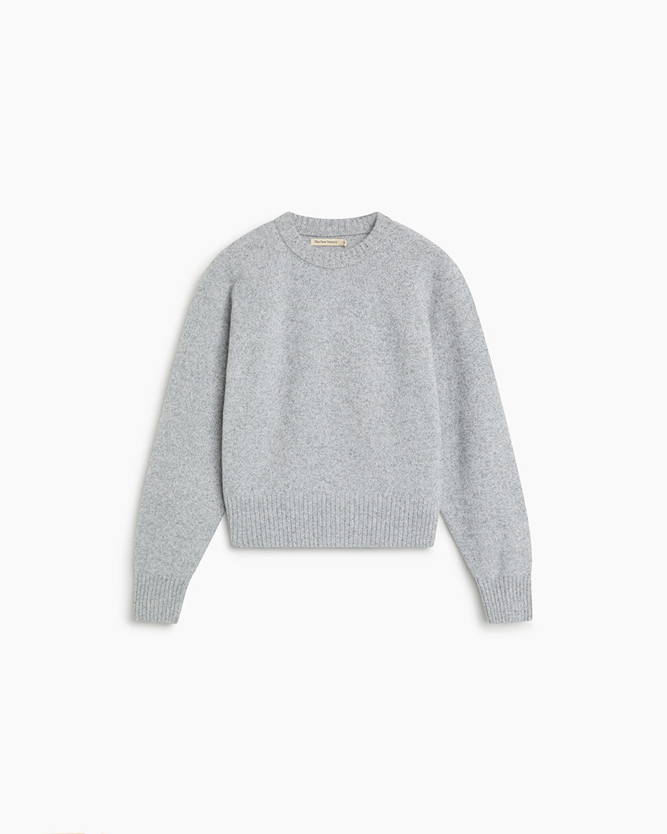 Jasny, szary sweter Breeze TNS Light Grey Melange o klasycznym, prostym kroju z okrągłym dekoltem wykończonym delikatnym ściągaczem. Posiada długie, nieco luźniejsze rękawy, które przy nadgarstkach przechodzą w szerokie ściągacze. Dół ma nieco krótszą długość, sięgającą do okolic pasa, co sprawia, że świetnie komponuje się z ciemnymi, szerokimi spodniami z wysokim stanem. Wykonany z mieszanki wełny merino i kaszmiru.
-Okrągły dekolt
-Wykończony ściągaczami
-Miękka tkanina z wełną merino i kaszmirem