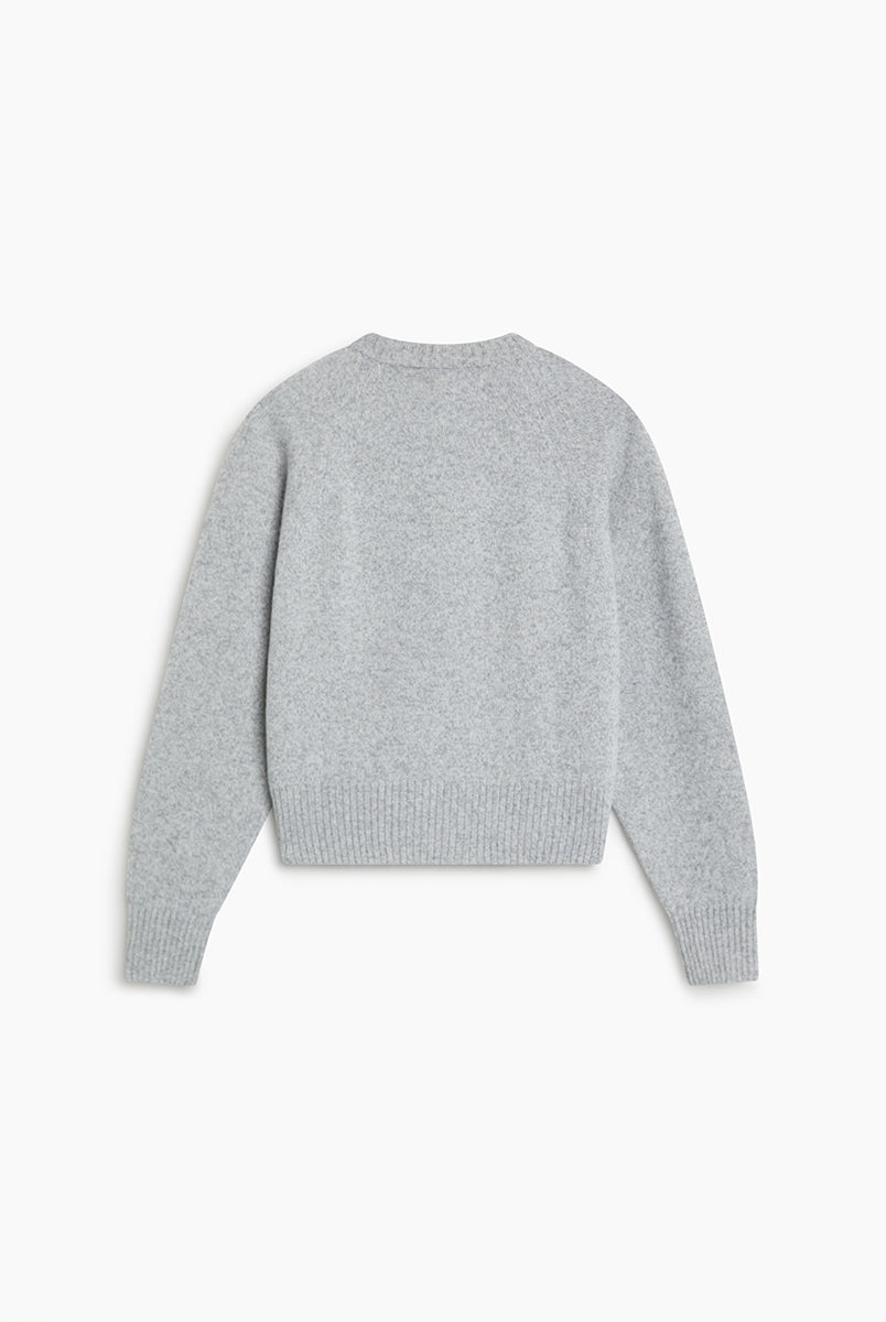Jasny, szary sweter Breeze TNS Light Grey Melange o klasycznym, prostym kroju z okrągłym dekoltem wykończonym delikatnym ściągaczem. Posiada długie, nieco luźniejsze rękawy, które przy nadgarstkach przechodzą w szerokie ściągacze. Dół ma nieco krótszą długość, sięgającą do okolic pasa, co sprawia, że świetnie komponuje się z ciemnymi, szerokimi spodniami z wysokim stanem. Wykonany z mieszanki wełny merino i kaszmiru.
-Okrągły dekolt
-Wykończony ściągaczami
-Miękka tkanina z wełną merino i kaszmirem