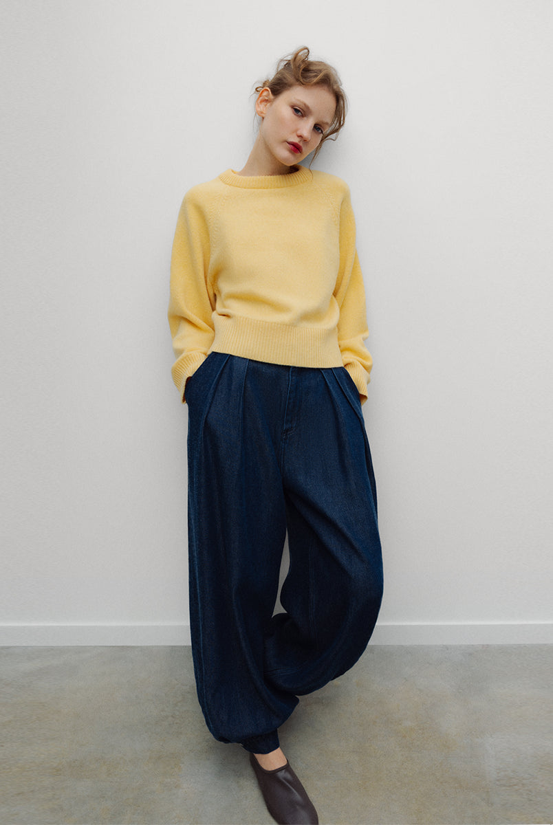 Jasny, pastelowy sweter Breeze TNS Sunlight o klasycznym, prostym kroju z okrągłym dekoltem wykończonym delikatnym ściągaczem. Posiada długie, nieco luźniejsze rękawy, które przy nadgarstkach przechodzą w szerokie ściągacze. Dół ma nieco krótszą długość, sięgającą do okolic pasa, co sprawia, że świetnie komponuje się z ciemnymi, szerokimi spodniami z wysokim stanem. Wykonany z mieszanki wełny merino i kaszmiru.
-Okrągły dekolt
-Wykończony ściągaczami
-Miękka tkanina z wełną merino i kaszmirem