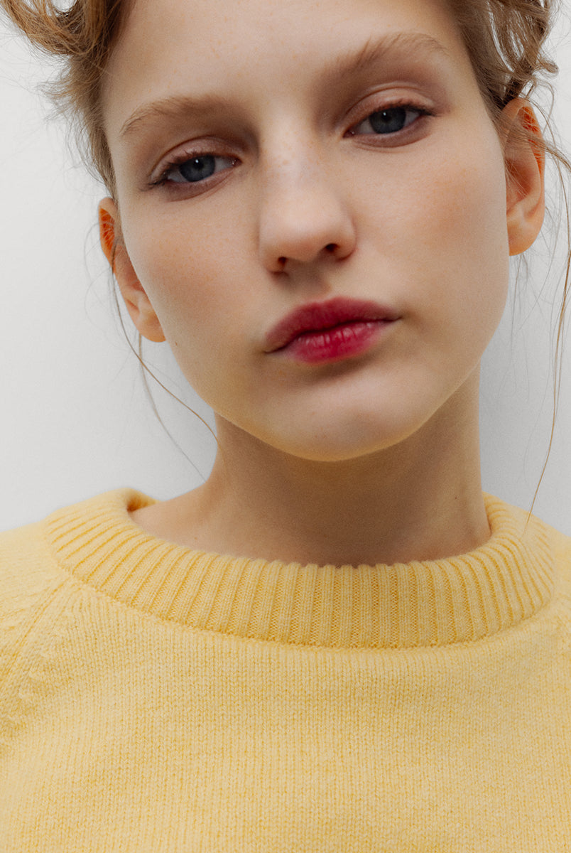 Jasny, pastelowy sweter Breeze TNS Sunlight o klasycznym, prostym kroju z okrągłym dekoltem wykończonym delikatnym ściągaczem. Posiada długie, nieco luźniejsze rękawy, które przy nadgarstkach przechodzą w szerokie ściągacze. Dół ma nieco krótszą długość, sięgającą do okolic pasa, co sprawia, że świetnie komponuje się z ciemnymi, szerokimi spodniami z wysokim stanem. Wykonany z mieszanki wełny merino i kaszmiru.
-Okrągły dekolt
-Wykończony ściągaczami
-Miękka tkanina z wełną merino i kaszmirem
