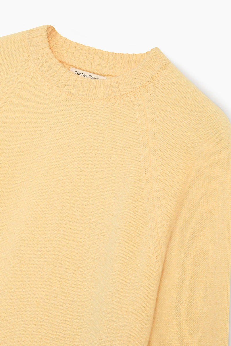 Jasny, pastelowy sweter Breeze TNS Sunlight o klasycznym, prostym kroju z okrągłym dekoltem wykończonym delikatnym ściągaczem. Posiada długie, nieco luźniejsze rękawy, które przy nadgarstkach przechodzą w szerokie ściągacze. Dół ma nieco krótszą długość, sięgającą do okolic pasa, co sprawia, że świetnie komponuje się z ciemnymi, szerokimi spodniami z wysokim stanem. Wykonany z mieszanki wełny merino i kaszmiru.
-Okrągły dekolt
-Wykończony ściągaczami
-Miękka tkanina z wełną merino i kaszmirem