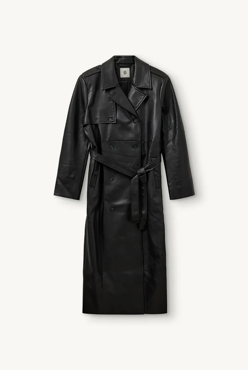 Długi, elegancki, dwurzędowy płaszcz Brooklyn Trench Black z klasycznymi detalami, wiązany w talii za pomocą wyciąganego, szerokiego paska. Posiada kołnierzyk, pagony na ramionach i luźne rękawy. Z tyłu u dołu ma rozcięcie. Płaszcz posiada dwie, boczne kieszenie. Jest zapinany na guziki. Wykończony w matowym, czarnym kolorze.