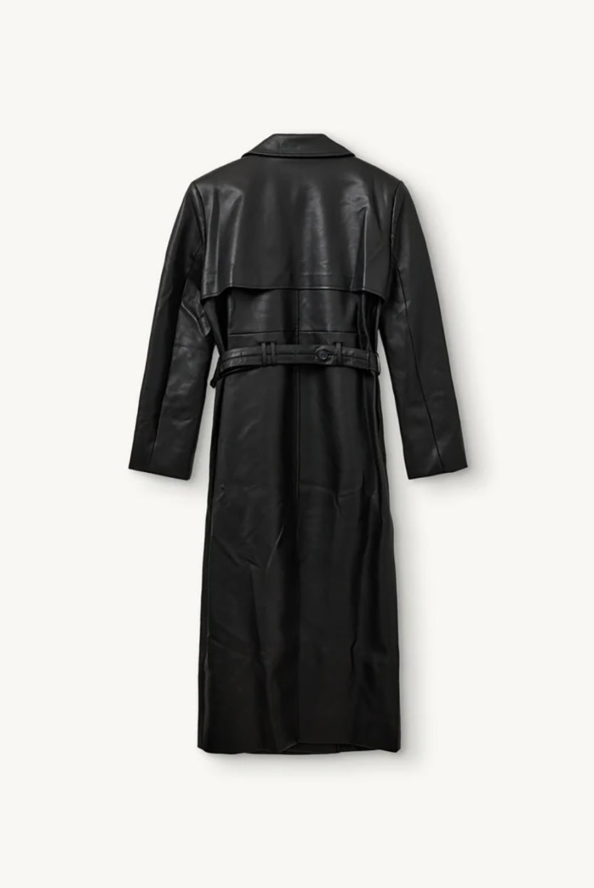 Długi, elegancki, dwurzędowy płaszcz Brooklyn Trench Black z klasycznymi detalami, wiązany w talii za pomocą wyciąganego, szerokiego paska. Posiada kołnierzyk, pagony na ramionach i luźne rękawy. Z tyłu u dołu ma rozcięcie. Płaszcz posiada dwie, boczne kieszenie. Jest zapinany na guziki. Wykończony w matowym, czarnym kolorze.