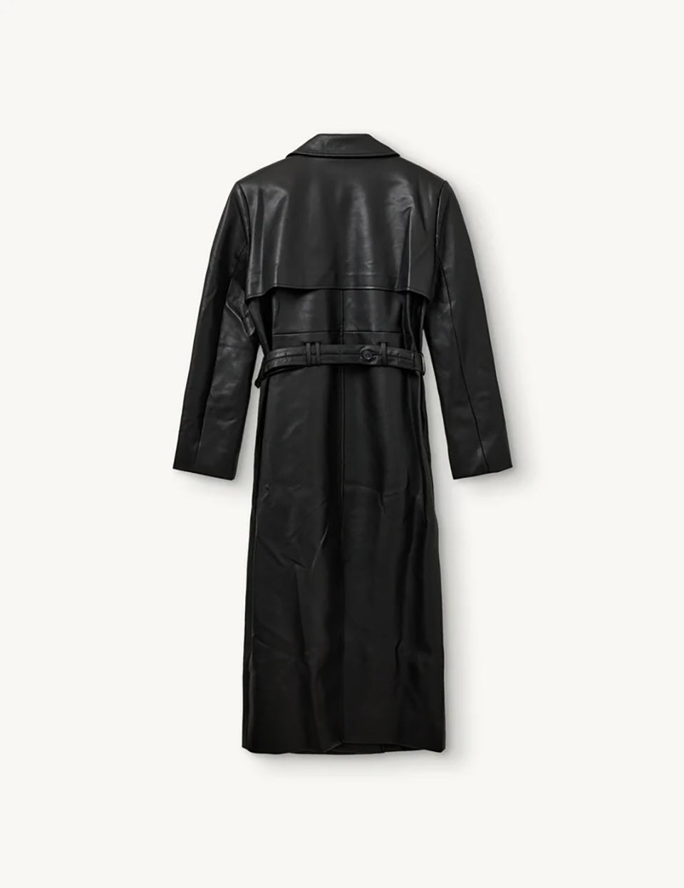 Długi, elegancki, dwurzędowy płaszcz Brooklyn Trench Black z klasycznymi detalami, wiązany w talii za pomocą wyciąganego, szerokiego paska. Posiada kołnierzyk, pagony na ramionach i luźne rękawy. Z tyłu u dołu ma rozcięcie. Płaszcz posiada dwie, boczne kieszenie. Jest zapinany na guziki. Wykończony w matowym, czarnym kolorze.
